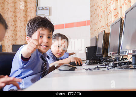 Leistungen Asien Asiatische Asiaten Kleidung fröhlich unbeschwerte Fröhlichkeit Klassenzimmer Szene Klassenzimmer Szenen Klassenräume hautnah Stockfoto