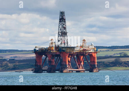 Bohrinsel vor Anker aus der Stadt Invergordon im Cromarty Firth - Ross-Shire, Schottland. Stockfoto