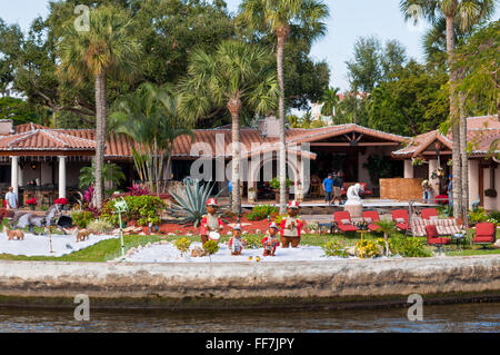 Luxuriöse Waterfront mit Weihnachtsschmuck Einstellung in Fort Lauderdale, USA nach Hause. Stockfoto
