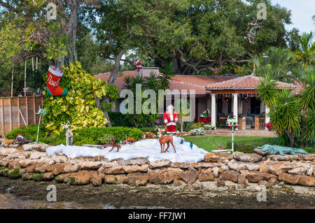 Luxuriöse Waterfront mit Weihnachtsschmuck in Fort Lauderdale, USA nach Hause. Stockfoto