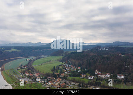 Blick auf die Schweizer Sachsen mit Lilienstein in Deutschland Stockfoto