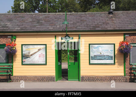 Bahnhofsgebäude in Medstead und vier Marken Mitte Hants erhalten Dampfeisenbahn Stockfoto