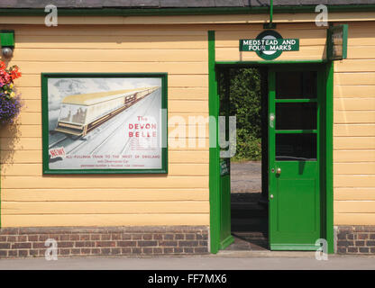 Bahnhofsgebäude in Medstead und vier Marken Mitte Hants erhalten Dampfeisenbahn Stockfoto