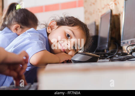 Erweiterte Asien Asiatische Asiaten Kleidung Klassenzimmer Szene Klassenzimmer Szenen Kleidung kommunizierenden Computern Labs Bildung Stockfoto