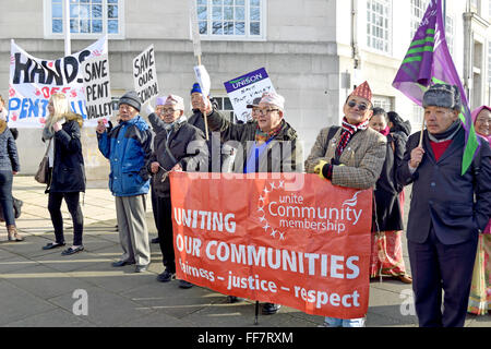 Maidstone, Kent, UK. 11. Februar 2016. Demonstranten versammeln sich vor County Hall in Maidstone, Kent County Councillors vor einer Abstimmung über ein Budget, darunter eine 4 % begrüßen Gemeindesteuer Aufstieg und 80 Millionen Pfund Pfund gesenkt. Mitglieder der Unite gesellen sich Aktivisten gegen die Schließung von Pent Valley School, Folkestone und Dorothy Lucy Day Care Centre Credit: PjrNews/Alamy Live News Stockfoto