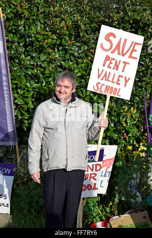 Maidstone, Kent, UK. 11. Februar 2016. Demonstranten versammeln sich vor County Hall in Maidstone, Kent County Councillors vor einer Abstimmung über ein Budget, darunter eine 4 % begrüßen Gemeindesteuer Aufstieg und 80 Millionen Pfund Pfund gesenkt. Mitglieder der Unite gesellen sich Aktivisten gegen die Schließung von Pent Valley School, Folkestone und Dorothy Lucy Day Care Centre Credit: PjrNews/Alamy Live News Stockfoto