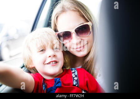 Portrain von Mutter und Sohn im Auto Stockfoto