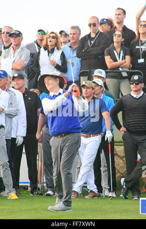 Pebble Beach, Kalifornien, USA. 10. Februar 2016. Pebble Beach Golf Links, Carmel, CA USA Bill Murray spielt während der Charity-Loch in eine Herausforderung bei der AT&T PGA Golf Tour Event im Pebble Beach Credit: Motofoto/Alamy Live News Stockfoto