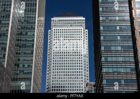 One Canada Square Wolkenkratzer Gebäude (häufig falsch genannt, Canary Wharf) in East London, England, Vereinigtes Königreich.  Es ist das zweite höchste Gebäude im Vereinigten Königreich. Eines der vorherrschenden Merkmale ist das Pyramidendach enthält ein blinkendes Licht. Das Gebäude wird hauptsächlich für Büros genutzt und ist ein Symbol des Finanzsektors Londons und ist mit anderen Business-Türmen umgeben. Stockfoto