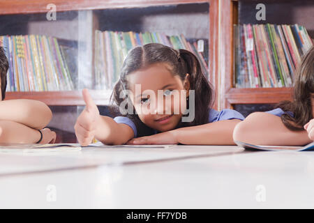 3 Personen Asien Asiatische Asiaten Buch Regal Buch Regale Klassenzimmer Szene Klassenzimmer Szenen Kommunikation gratulieren Stockfoto