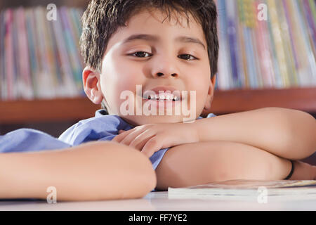 Asien Asien Asiaten buchen Regal Buch Regale Bücherregal Bücherregale Kinn auf Hand Kinn auf die Hände Klassenkameraden Klassenzimmer Szene Klassenzimmer Stockfoto