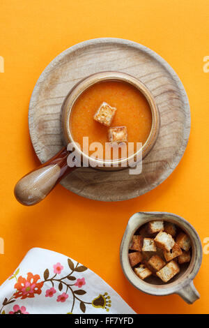 Creme Gemüsesuppe mit Croutons. Rustikale Küchewaren, auf ein passendes. Starke comp Stockfoto