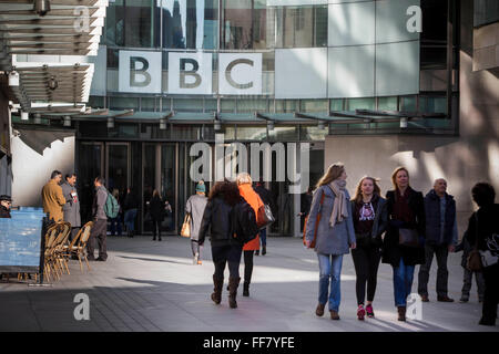 Menschen, die auf BBC Broadcasting House. Zentral-London, UK. Stockfoto