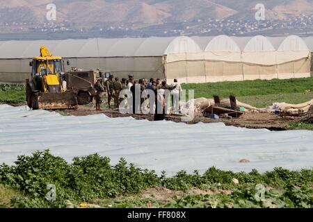 Tuben, Westjordanland, Palästinensische Gebiete. 11. Februar 2016. Israelische Bulldozer zerstören palästinensische Häuser im Jordan-Tal in der Nähe von West Bank Stadt von Tubas am 11. Februar 2016. Israel plant, im Jordan-Tal in einer völlig israelische Gegend, vor allem in der Landwirtschaft, Anhang zum Verbot von territorialen Kontiguität zwischen eines künftigen palästinensischen Staates und dem Rest der arabischen Welt Kredit targeting: Nedal Eshtayah/APA Bilder/ZUMA Draht/Alamy Live News Stockfoto