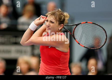 06.02.2016. Leipzig, Deutschland.  Der Schweiz Timea Bacsinszky in Aktion gegen Deutschlands Angelique Kerber in der Fed-Cup-Tennis-Viertelfinale zwischen Deutschland und der Schweiz in Leipzig, Deutschland, 6. Februar 2016. Stockfoto