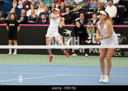 Leipzig, Deutschland. 7. Februar 2016. Martina Hingis (L) und Belinda Bencic der Schweiz in Aktion während ihres Spiels gegen Andrea Petkovic und Anna-Lena Grönefeld von Deutschland in der Fed-Cup-Tennis-Viertelfinale zwischen Deutschland und der Schweiz in Leipzig, Deutschland, 7. Februar 2016. © Aktion Plus Sport/Alamy Live-Nachrichten Stockfoto