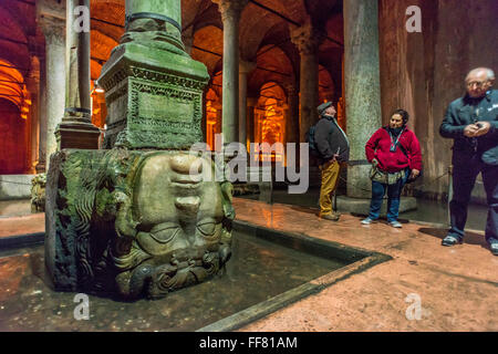 Säule mit einer Statue von Medusa im Inneren der Basilika-Zisterne, die unter den Straßen von Istanbul in der Türkei liegt. Stockfoto