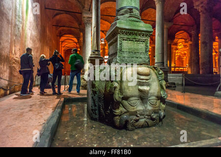 Säule mit einer Statue von Medusa im Inneren der Basilika-Zisterne, die unter den Straßen von Istanbul in der Türkei liegt. Stockfoto