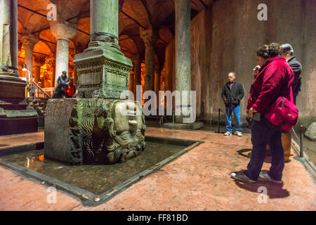 Säule mit einer Statue von Medusa im Inneren der Basilika-Zisterne, die unter den Straßen von Istanbul in der Türkei liegt. Stockfoto