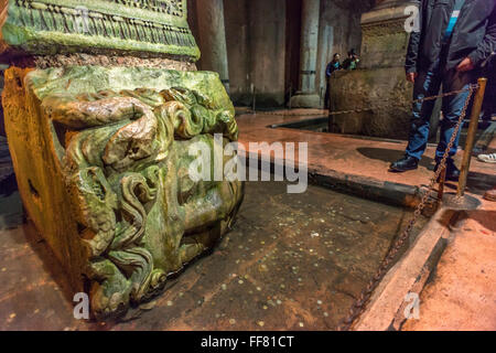 Säule mit einer Statue von Medusa im Inneren der Basilika-Zisterne, die unter den Straßen von Istanbul in der Türkei liegt. Stockfoto