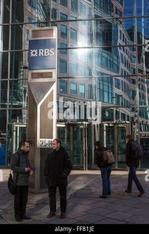 Stadtarbeiter außerhalb der Royal Bank of Scotland Hauptsitz am Bishopsgate, London, Vereinigtes Königreich. Stockfoto