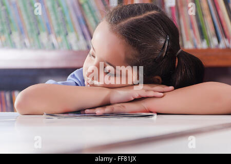 Unbeschwerte unvorsichtige Kinn auf Hand Klassen Klassenzimmer Szene Klassenzimmer Szenen Klassenräume kreative Idee halten menschliche Menschen hautnah Stockfoto