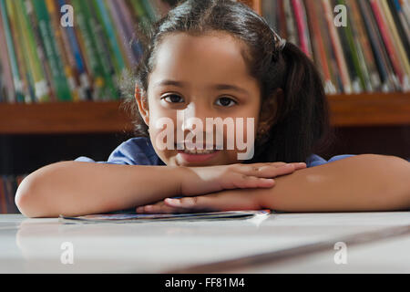 Asien Asien Asiaten Kinn auf Händen Klassenzimmer Szene Klassenzimmer Szenen kreative Idee weibliche Frauen menschliche Menschen Idee Ideen Indien Stockfoto