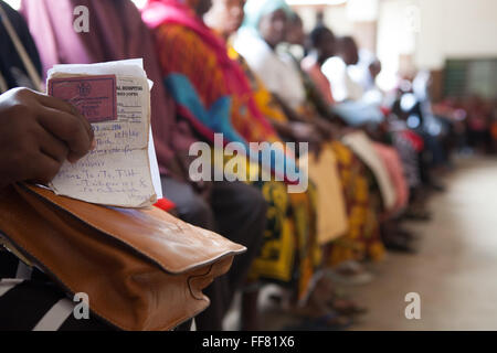 Eine Reihe von wartenden Patienten im Bereich Rezeption des St. Francis Hospital in Ifakara. Stockfoto