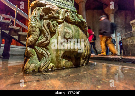 Säule mit einer Statue von Medusa im Inneren der Basilika-Zisterne, die unter den Straßen von Istanbul in der Türkei liegt. Stockfoto