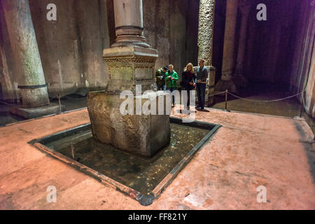 Säule mit einer Statue von Medusa im Inneren der Basilika-Zisterne, die unter den Straßen von Istanbul in der Türkei liegt. Stockfoto