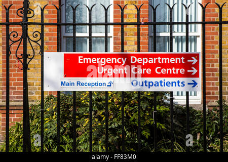 Öffentliche Zeichen auf Metallzaun Regie zur Notaufnahme, Urgent Care Centre, ambulant und Main Rezeption der University Hospital Lewisham NHS Trust, Süd-London, UK. Stockfoto