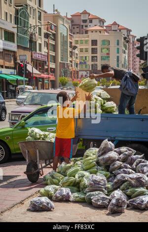 Zwei jungen entladen frisches Gemüse für den Markt in Kota Kinabalu, Sabah, Malaysia Borneo Stockfoto