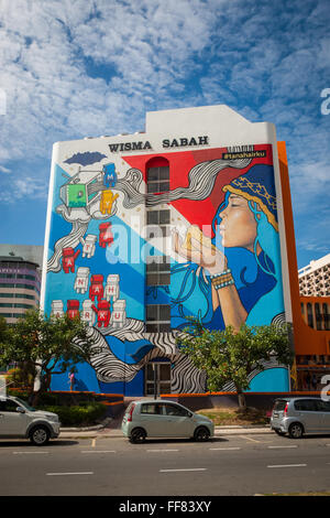 Wandbild gemalt an einer Seitenwand eines hohen Gebäudes in Kota Kinabalu, Sabah, Malaysia Borneo Stockfoto