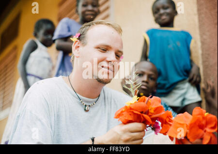 Mali, Afrika - Reife kaukasischen Mann eine Beziehung und Spaß mit schwarzen afrikanischen Kindern in der Nähe von Bamako Stockfoto