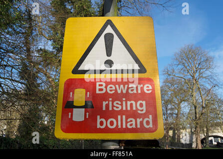 Hüten Sie sich vor steigenden Poller Schild mit Ausrufezeichen in Barge Spaziergang, Kingston nach Themse, Surrey, england Stockfoto