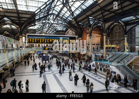 Pendler in der Bahnhofshalle von Liverpool Street Station in London, Vereinigtes Königreich. Diese Station verbindet Eisenbahnstrecken mit anderen öffentlichen Verkehrsmitteln. Stockfoto