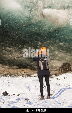 Fotograf machen Fotos von Eis Höhle bei Breidamerkurjokull Eishöhle, Crystal Cave in den Nationalpark Vatnajökull, South East Iceland Stockfoto