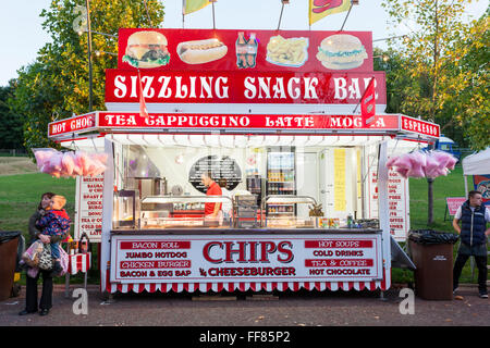 Snackbar Stall stehen, Pommes, Burger, Hot Dogs und andere verkaufen fast food bei Goose Fair, Nottingham, England, UK oder Stockfoto