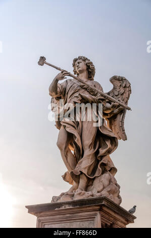 Eine Engelsstatue in der Nähe von Castel Sant Angelo befindet sich in der italienischen Hauptstadt Rom. Stockfoto