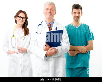 Drei Ärzte stehen vor weißem Hintergrund. Stockfoto