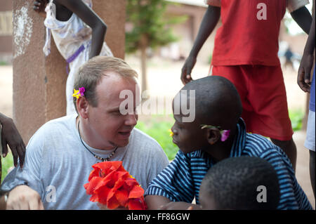 Mali, Afrika - Reife kaukasischen Mann eine Beziehung und Spaß mit schwarzen afrikanischen Kindern in der Nähe von Bamako Stockfoto