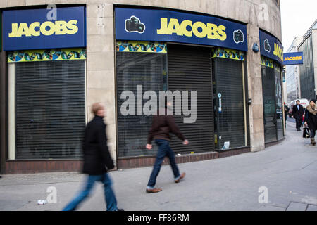 Fußgänger gehen vorbei an einem Fotogeschäft Jacobs, die vor kurzem in der Nähe von Bank, London, Vereinigtes Königreich geschlossen hat.  Jacobs, Digital Foto, ein britisches Familienunternehmen, ging in die Verwaltung im Juni 2012.  Das Retail-Geschäft wurde 1939 gegründet, aber wurde ein Opfer der Konjunkturabschwächung, da gab es eine Verschiebung in Richtung Internet-basierte Händler zu kaufen. Stockfoto