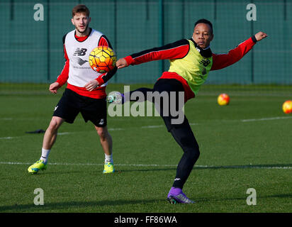 Liverpools englischen Verteidiger Nathaniel Clyne (R) und Liverpools englische Mittelfeldspieler Adam Lallana in Aktion bei Team-Training am Melwood Trainingsgelände in Liverpool, North West England am 11. Februar 2016. Foto: Lindsey Parnaby/dpa Stockfoto