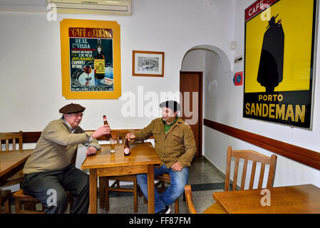 Portugal, Alentejo: Zwei einheimische Männer, die ein Bier und einen Chat in dem traditionellen Café Guadiana in Mértola Stockfoto