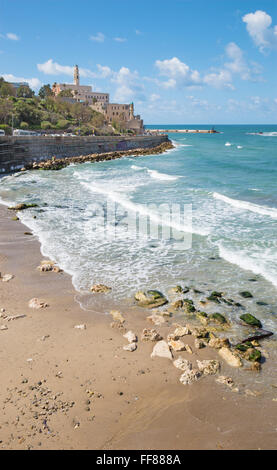TEL AVIV, ISRAEL - 2. März 2015: Der Uferpromenade und Strand unter alten Jaffa in Tel Aviv Stockfoto