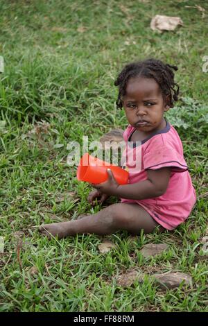 Junge afrikanische Kleinkind mit Rote Tasse. Stockfoto