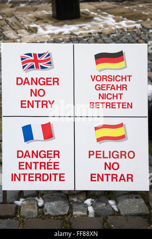 Tourist-Warnschild mit Nachrichten in Englisch, Französisch, Deutsch und Spanisch in Portsmouth Historic Dockyard, Hampshire, UK. Stockfoto