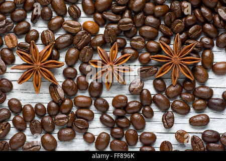 Kaffeebohnen, Zimt und Sternanis auf weißem Hintergrund Stockfoto