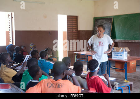 Mali, Afrika - älterer Mann Lehre, schwarze Kinder in einem Klassenzimmer in der Nähe von Bamako Stockfoto