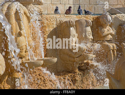 TEL AVIV, ISRAEL, 2015: Der moderne Zodiac Brunnen auf Kedumim Platz mit dem Brunnen von Varda Ghivoly und Ilan Gelber 2011 Stockfoto